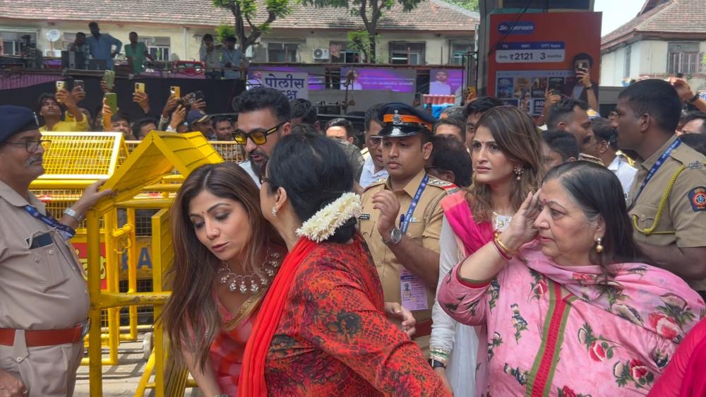 shilpa-shetty-and-her-family-visited-lalbaugcha-raja-to-seek-the-blessings-of-lord-ganesha